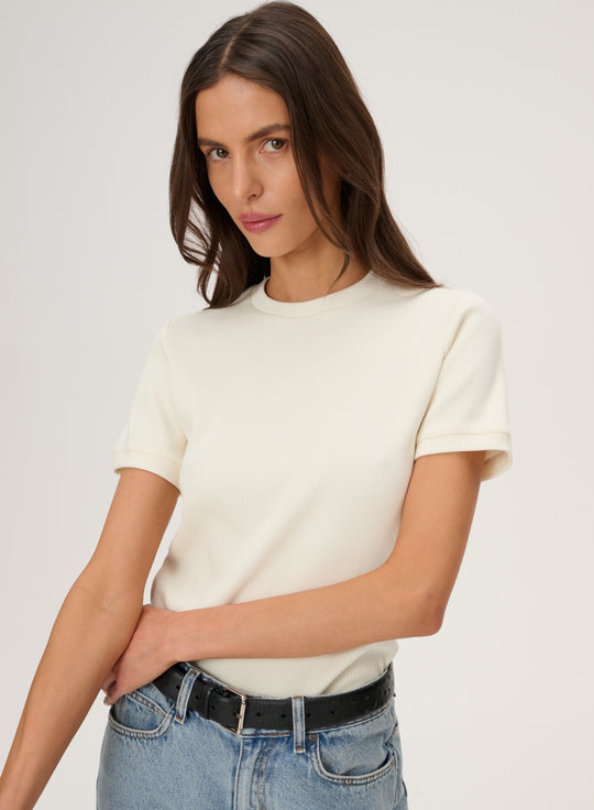 T-shirt z bawełny o dopasowanym kroju w kolorze ecru - Fellow