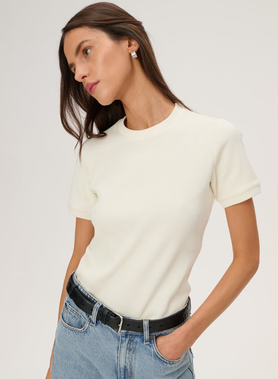 T-shirt z bawełny o dopasowanym kroju w kolorze ecru - Fellow