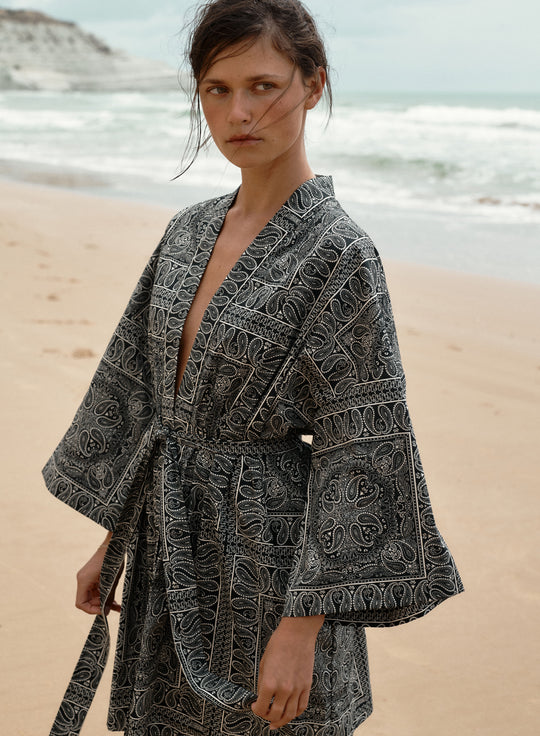 Kimono z bawełny we wzór bandany w kolorze czarnym - Liu